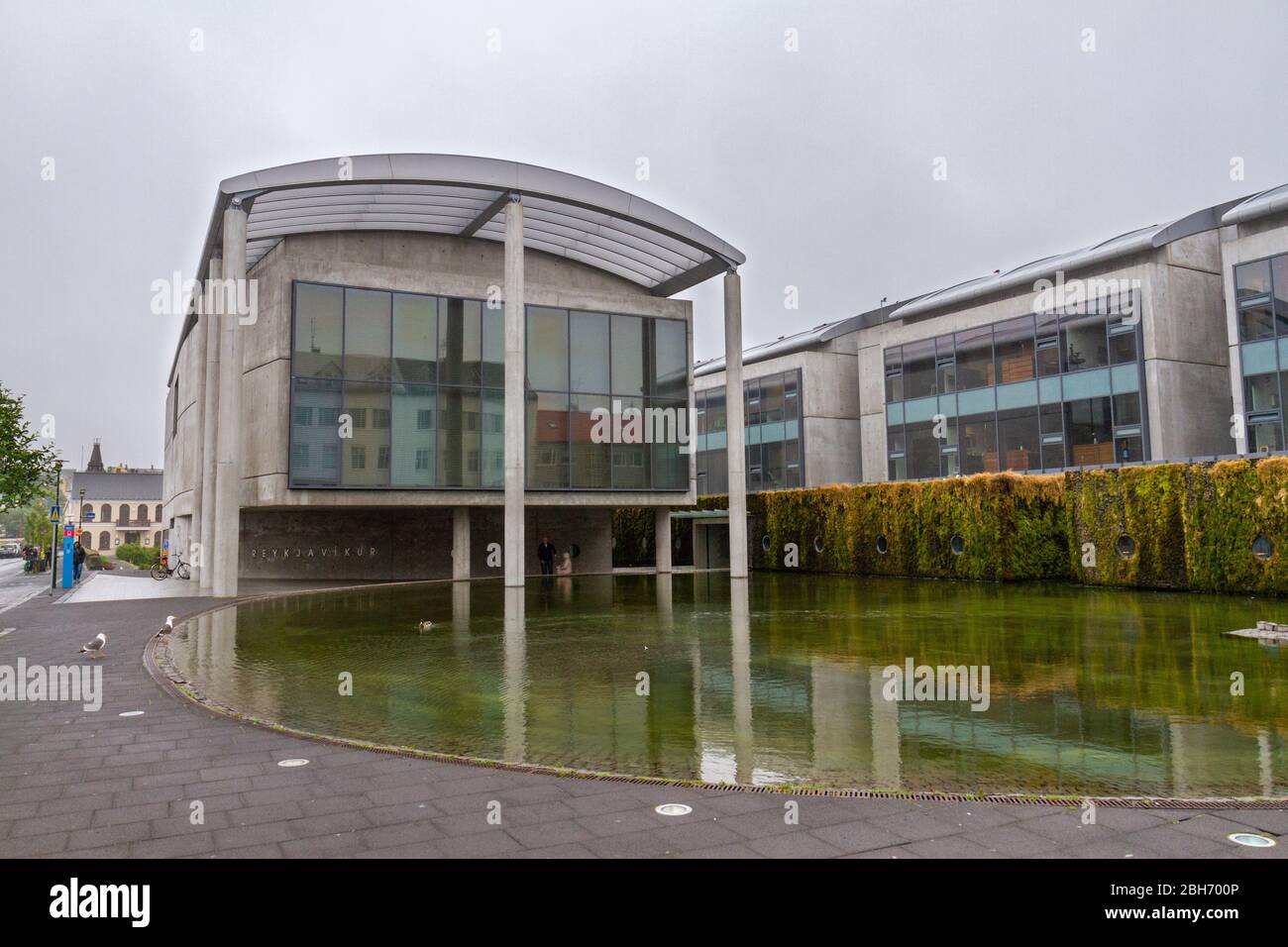 Rathaus Reykjavík (Ráðhús Reykjavíkur) an einem nassen, regnerischen Tag in Reykjavik, Island. Stockfoto