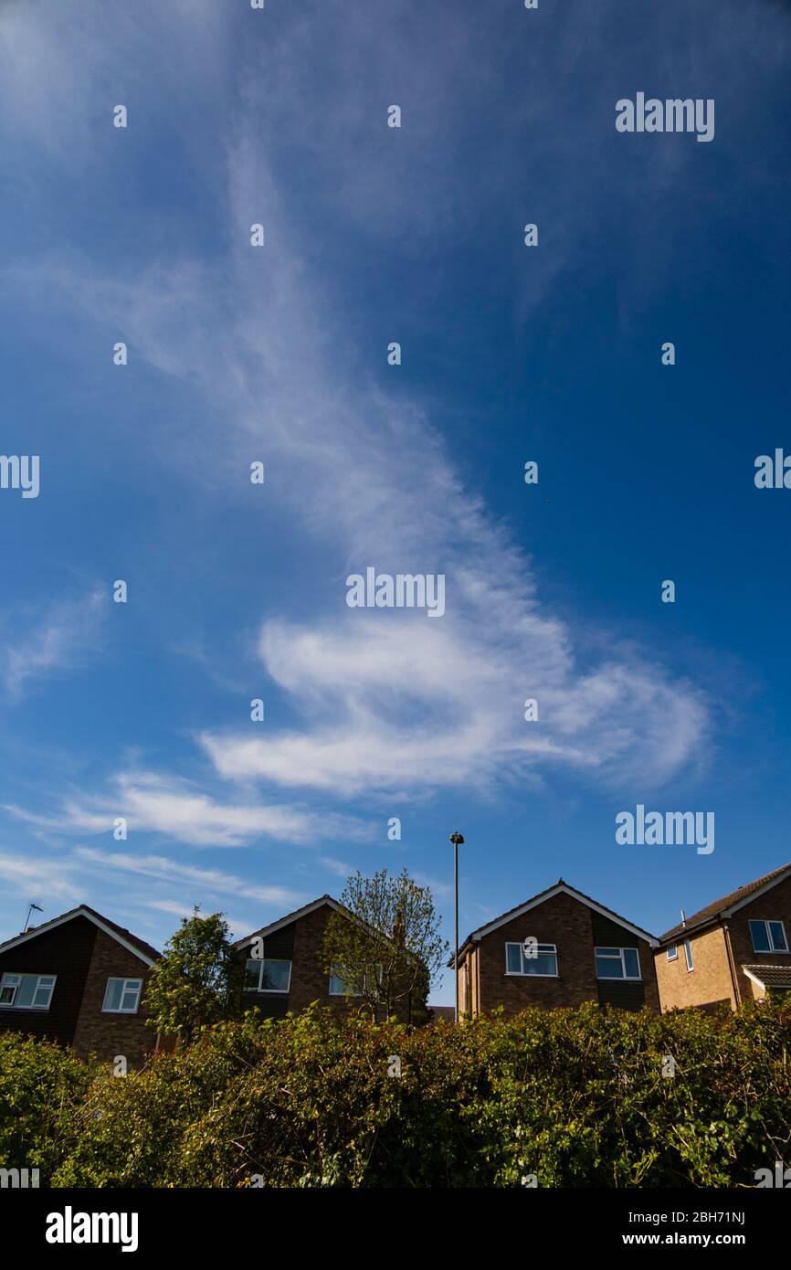 Wolkenbildung über Häusern, die wie die Karte von Großbritannien aussieht. Grantham, Lincolnshire, England. Stockfoto