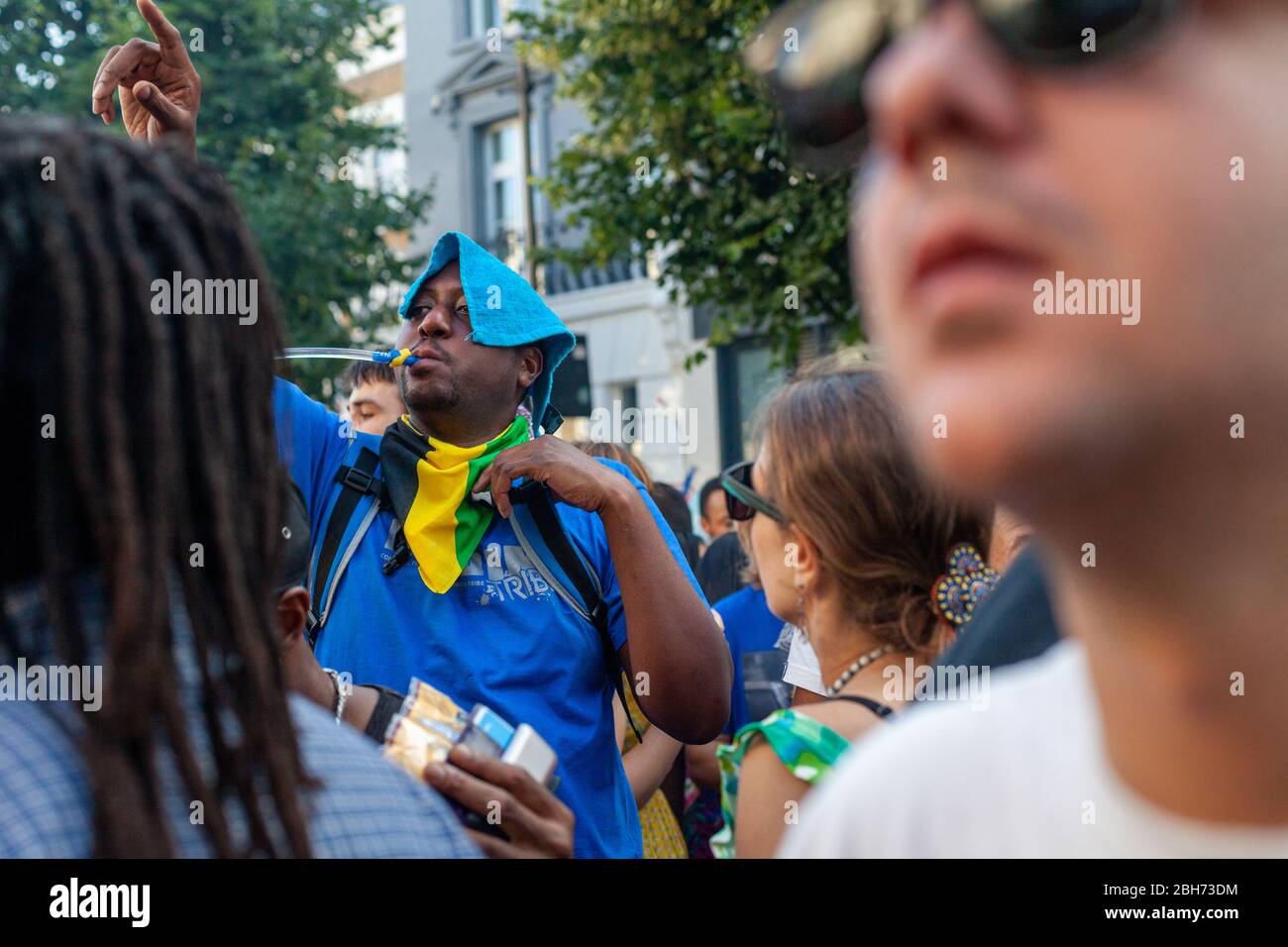 LONDON, GROSSBRITANNIEN – 26. AUGUST 2013: Menschen, die an der Ledbury Road während des jährlichen Karnevals in Notting Hill Musik genießen Stockfoto