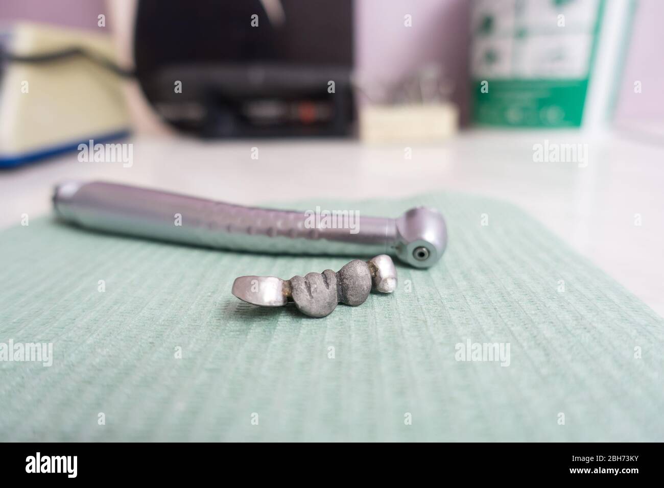 Zahnspitze und Zahnbrücke sind auf dem Tisch Stockfoto