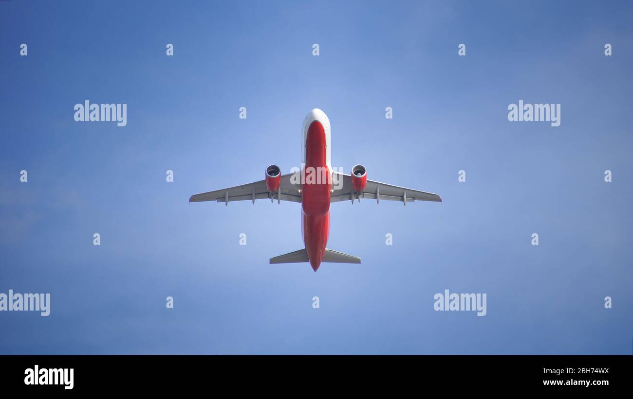 Flugzeuge von unten in der Luft Stockfoto