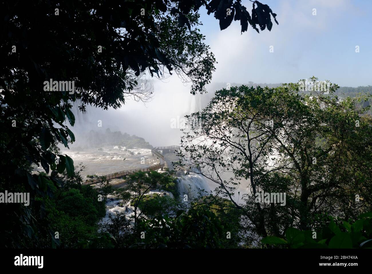 Wolken oder Morgennebel, die von den Iguacu Wasserfällen, Brasilien, Südamerika, aufsteigen Stockfoto