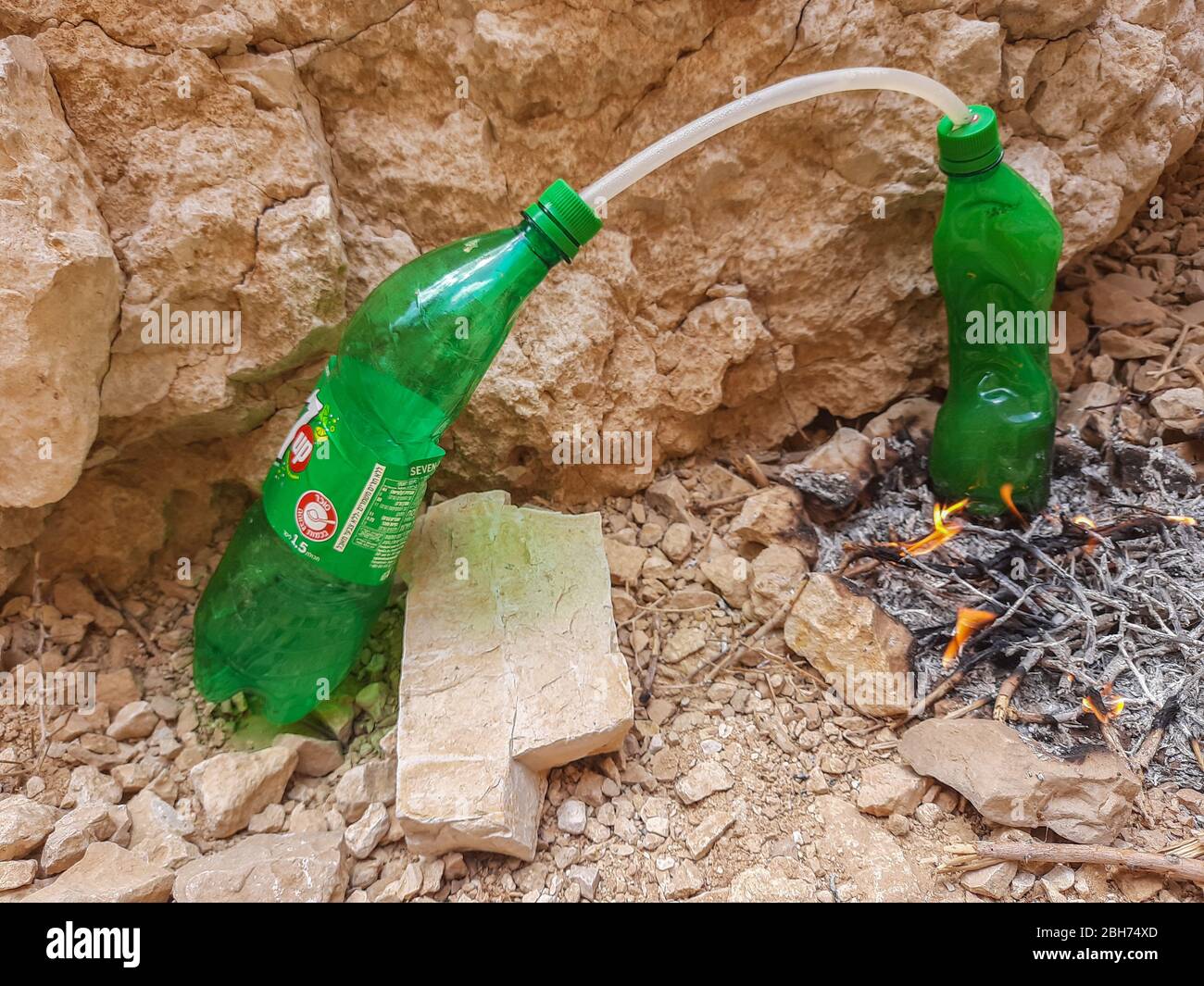 Meerwasser entsalzen, um in freier Wildbahn durch Verdunstung zu überleben Stockfoto