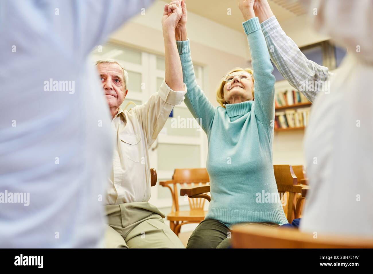 Senioren üben Zusammenhalt und halten die Hände Stockfoto