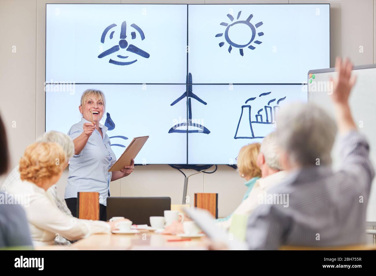 Dozent und Senioren im Kurs über alternative Energien in der Erwachsenenbildung Stockfoto