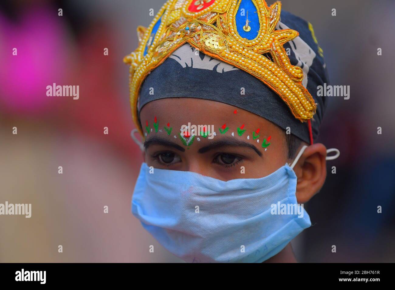 AGARTALA,TRIPURA,INDIEN,12-04-2020 : Volkskünstler führen die Rituale von Shiber Gajan durch, indem sie das Gesicht mit Tuch und Maske bedecken, während einer landesweiten, von der Regierung auferlegten Blockierung als vorbeugende Maßnahme gegen die COVID-19, in den Außenbezirken von Agartala, der Hauptstadt des nordöstlichen Bundesstaates Tripura, Indien. FOTO VON ABHISEK SAHA Stockfoto