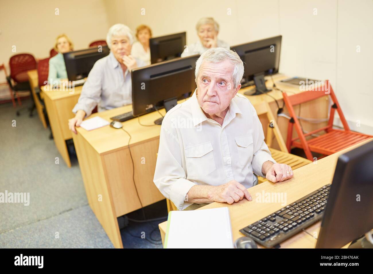 Seniorengruppe an einem Internet- und Computerkurs lernen gemeinsam am PC Stockfoto