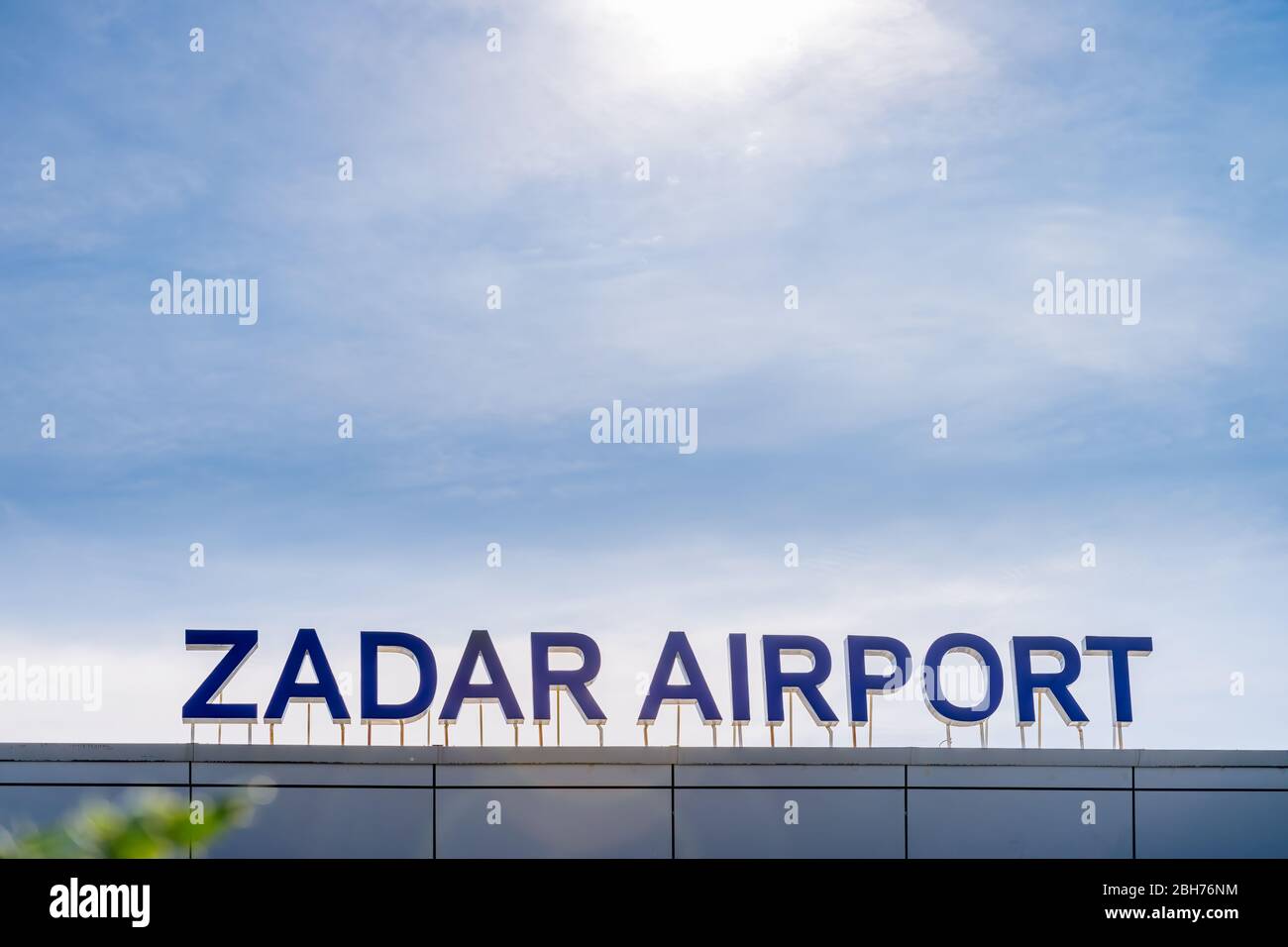 Zadar, Kroatien, August 2019 Detail, Schild Flughafen Zadar auf dem Dach des internationalen Flughafengebäudes Stockfoto