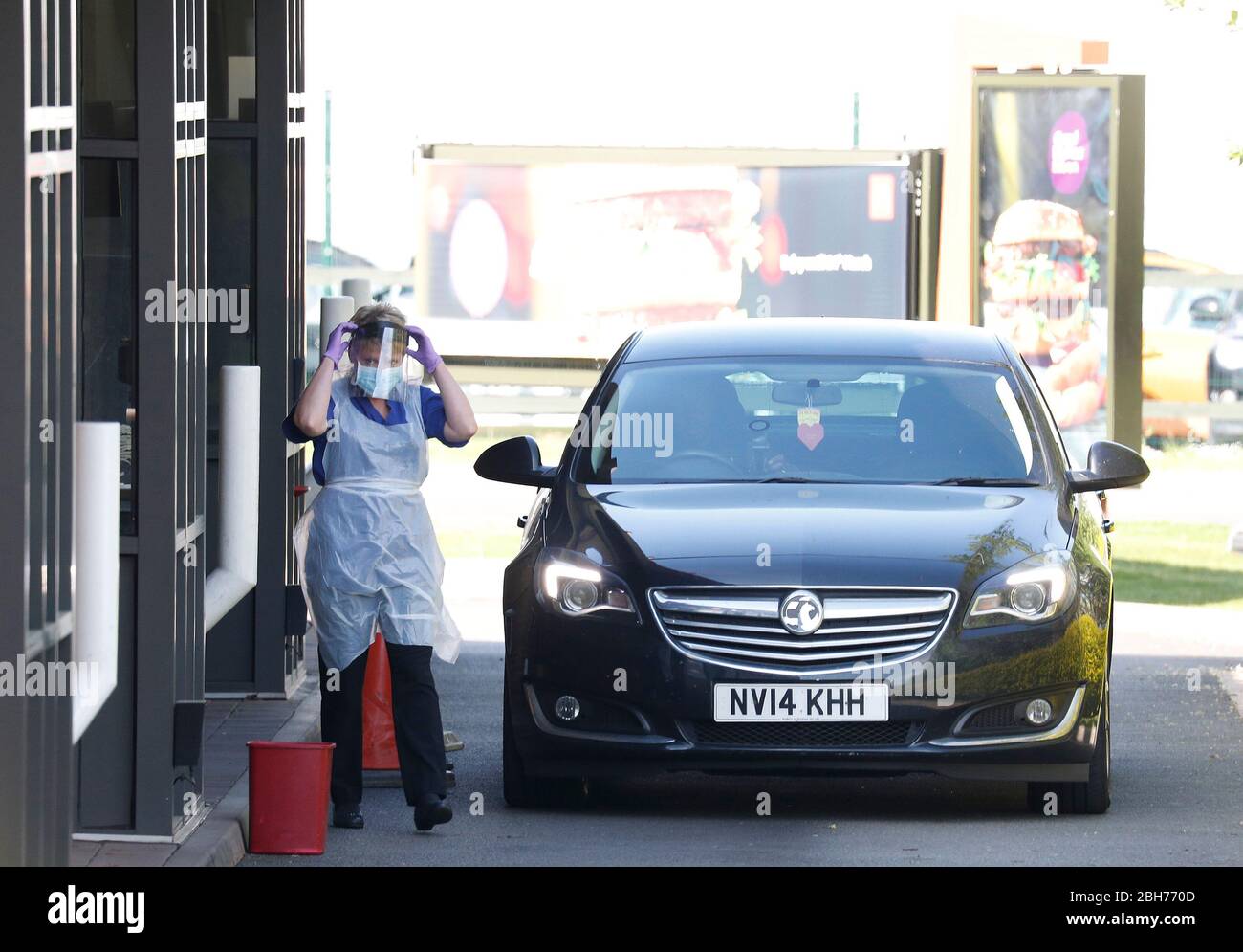 Leicester, Leicestershire, Großbritannien. April 2020. Ein Arbeiter stellt persönliche Schutzausrüstung auf, um einen Covid-19-Test bei einer McDonaldÕs-Durchfahrt während der Sperrung der Coronavirus-Pandemie durchzuführen. Credit Darren Staples/Alamy Live News. Stockfoto
