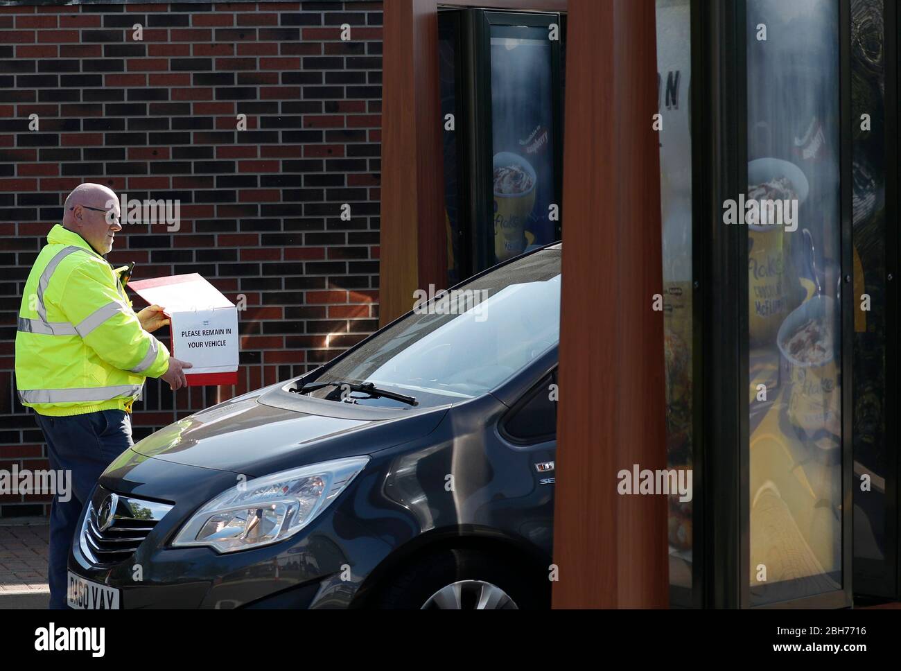 Leicester, Leicestershire, Großbritannien. April 2020. Ein Schlüsselarbeiter kommt für einen Covid-19-Test bei einer McDonaldÕs-Durchfahrt während der Sperrung der Coronavirus-Pandemie an. Credit Darren Staples/Alamy Live News. Stockfoto