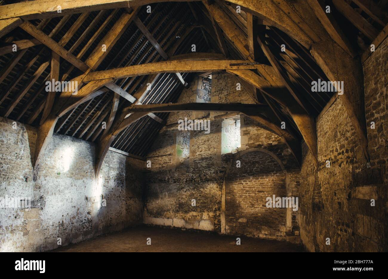 Interieur einer alten mittelalterlichen Scheune in einem typischen Dorf in England Stockfoto