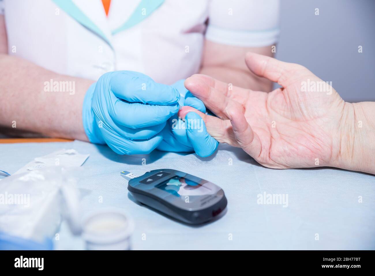 Medizinische Krankenschwester Messung des Blutzuckers mit modernen medicine.checking Senior Blutzucker des Patienten.Welt Diabetes Tag-November 14.Doctor Tests Stockfoto