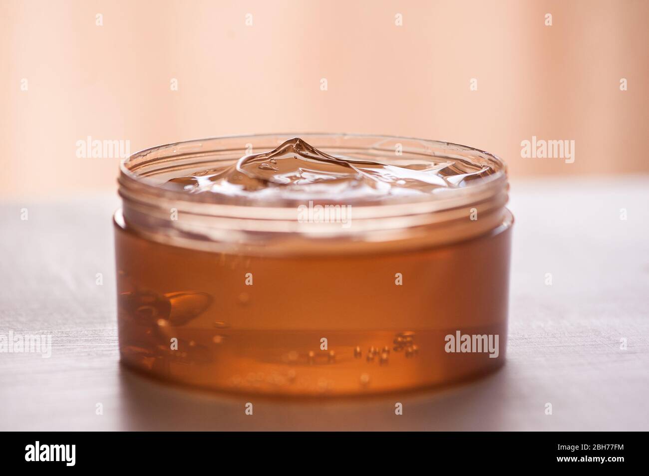 Gelée-Creme in Kunststoffbox mit Aloe Vera Nahaufnahme. Hautpflege. Kosmetologie. Koreanische Kosmetik. Gesunde Lebensweise. Stockfoto