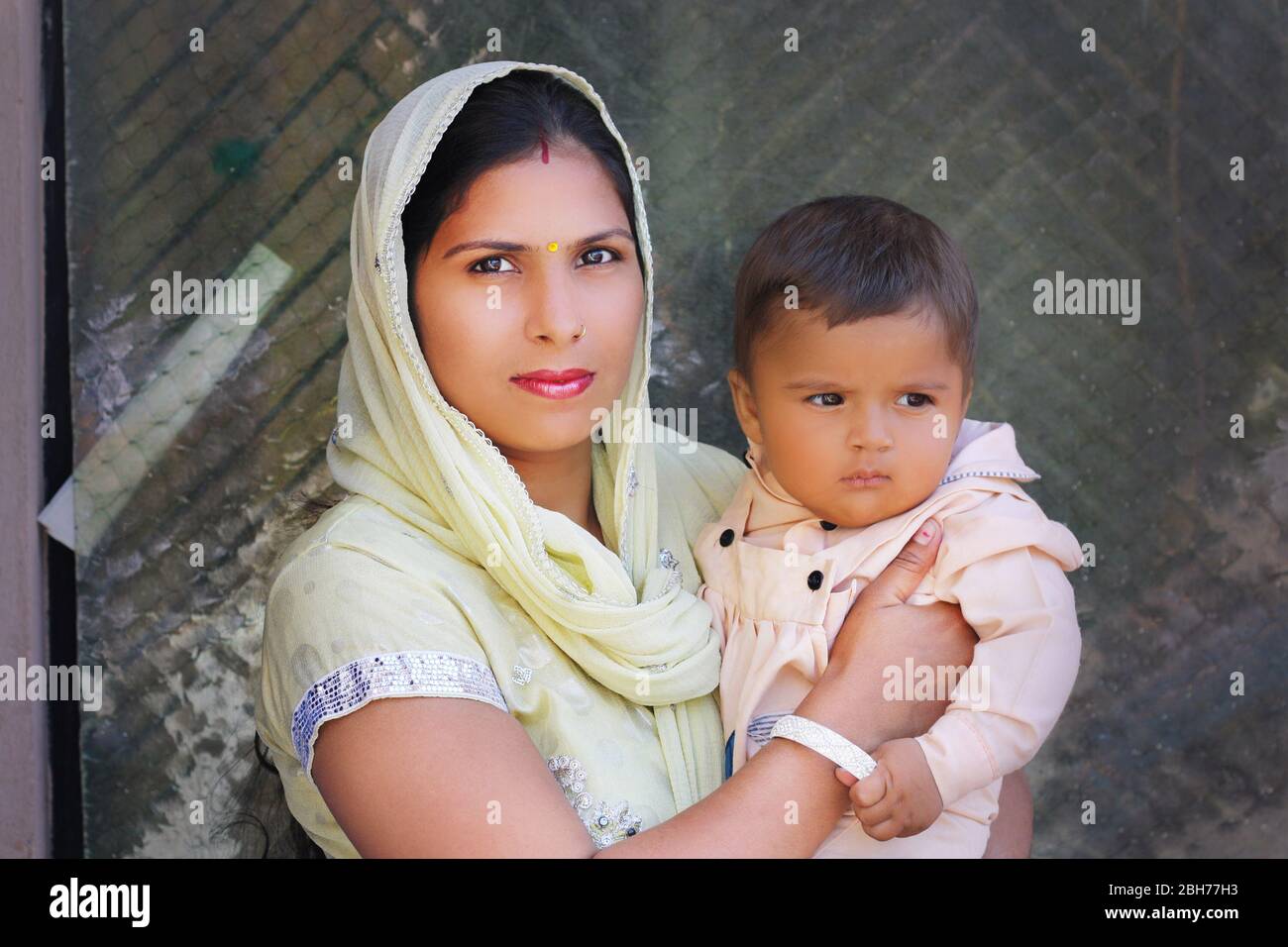 Mutter und Sohn stehend Porträt zu Hause Stockfoto