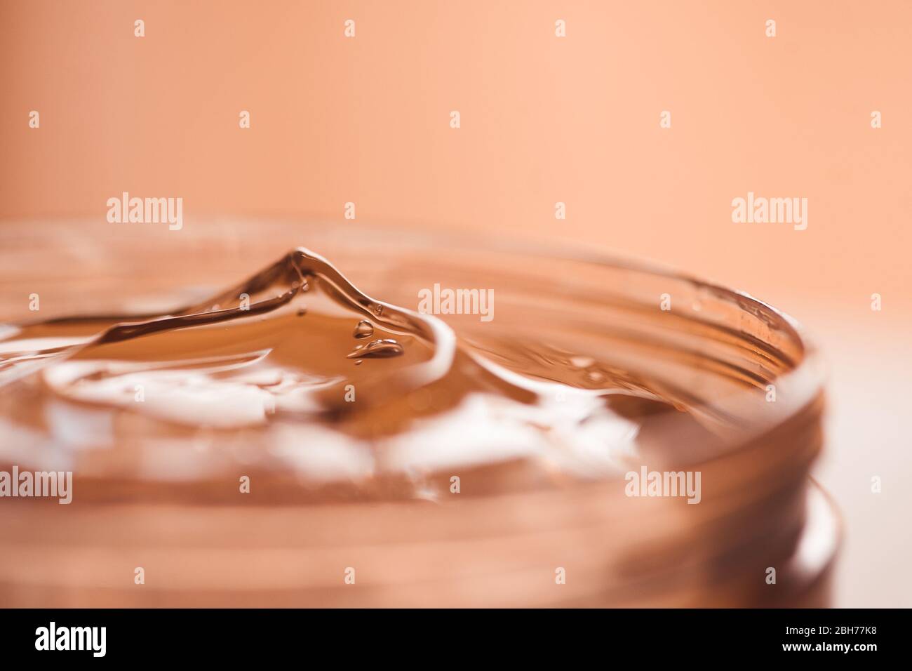 Feuchtigkeitsspendende Gelee-Creme mit Schneckenschleim in Plastikbecher Nahaufnahme. Koreanische Kosmetik. Hautpflege. Kosmetologie. Gesunde Lebensweise. Pflegender Balsam. Stockfoto