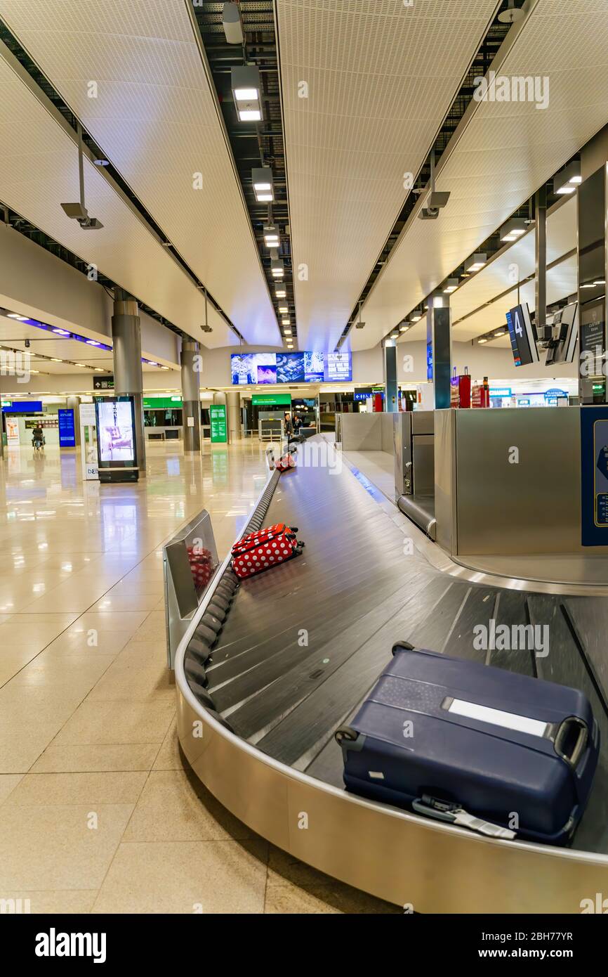 Dublin, Irland, Feb 2020 aufgrund von Coronavirus-Pandemien und Flugbeschränkungen fast leere Ankunftshalle mit Gepäckband am Flughafen Dublin Stockfoto