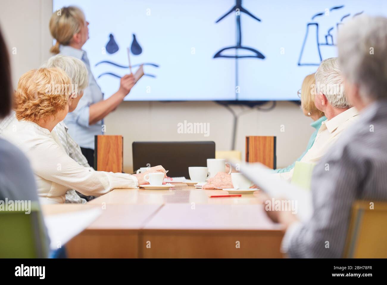 Dozent und Senioren in einem VHS-Kurs zu alternativen Energien und Umweltschutz Stockfoto