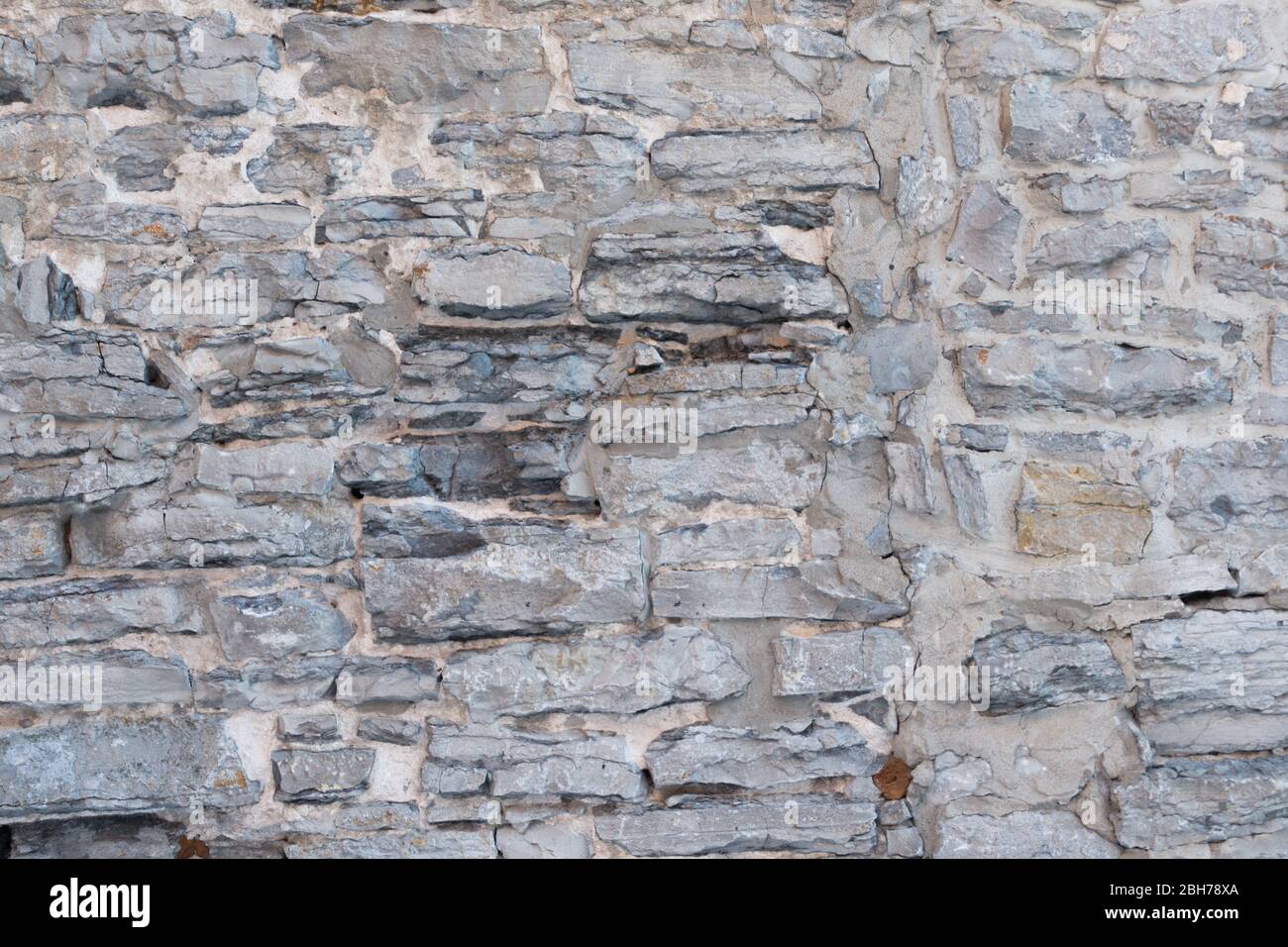 Strukturierte natürliche Tapete aus Limrestone Steinwand und Fugen Stockfoto