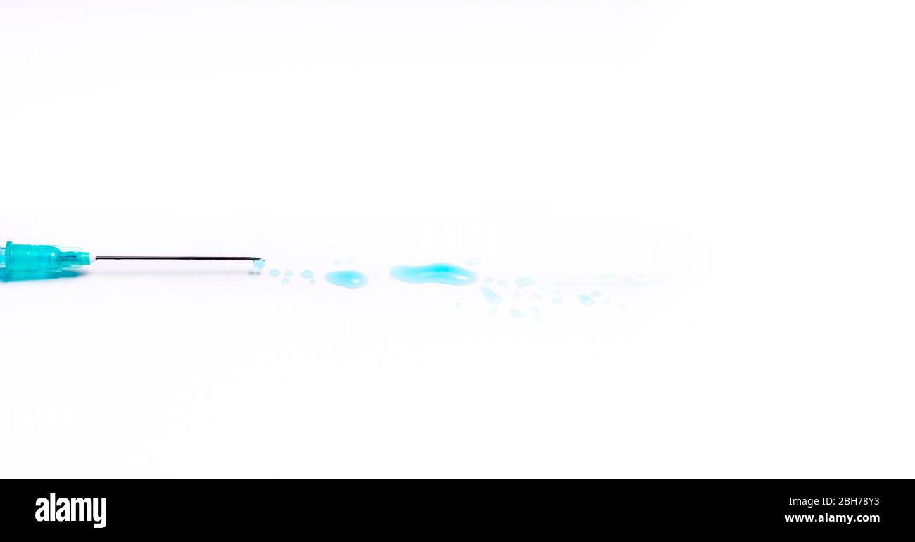 Isolierte Spritze mit blauer Flüssigkeit auf weißem Hintergrund. Medizin und Gesundheitskonzept im Angesicht einer Pandemie oder eines Virus. Stockfoto