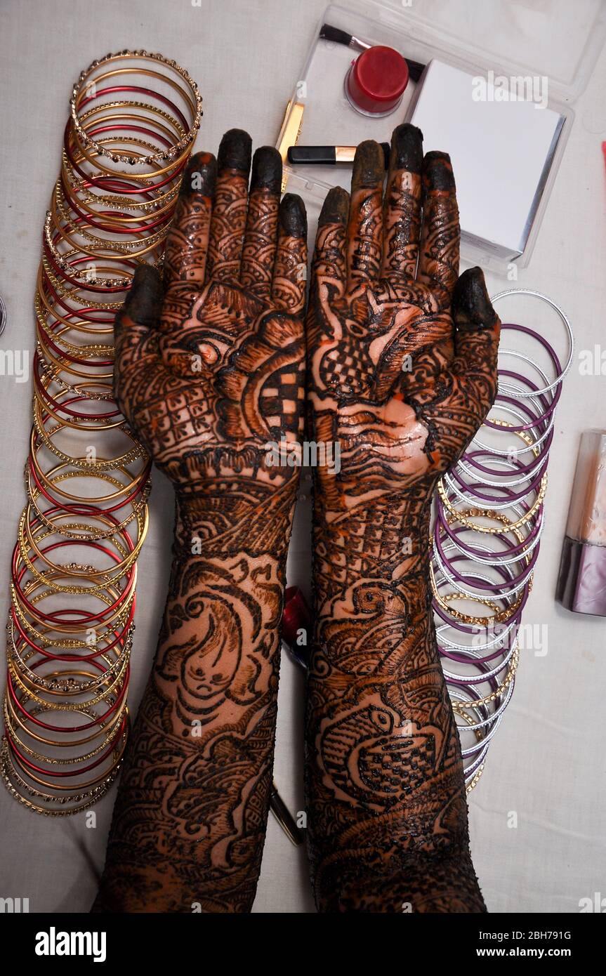 Frau Hand mit schwarzem Henna Tattoo auf Schmuck, indische Braut Mädchen Hand mit schwarzem mehndi Tattoo Stockfoto
