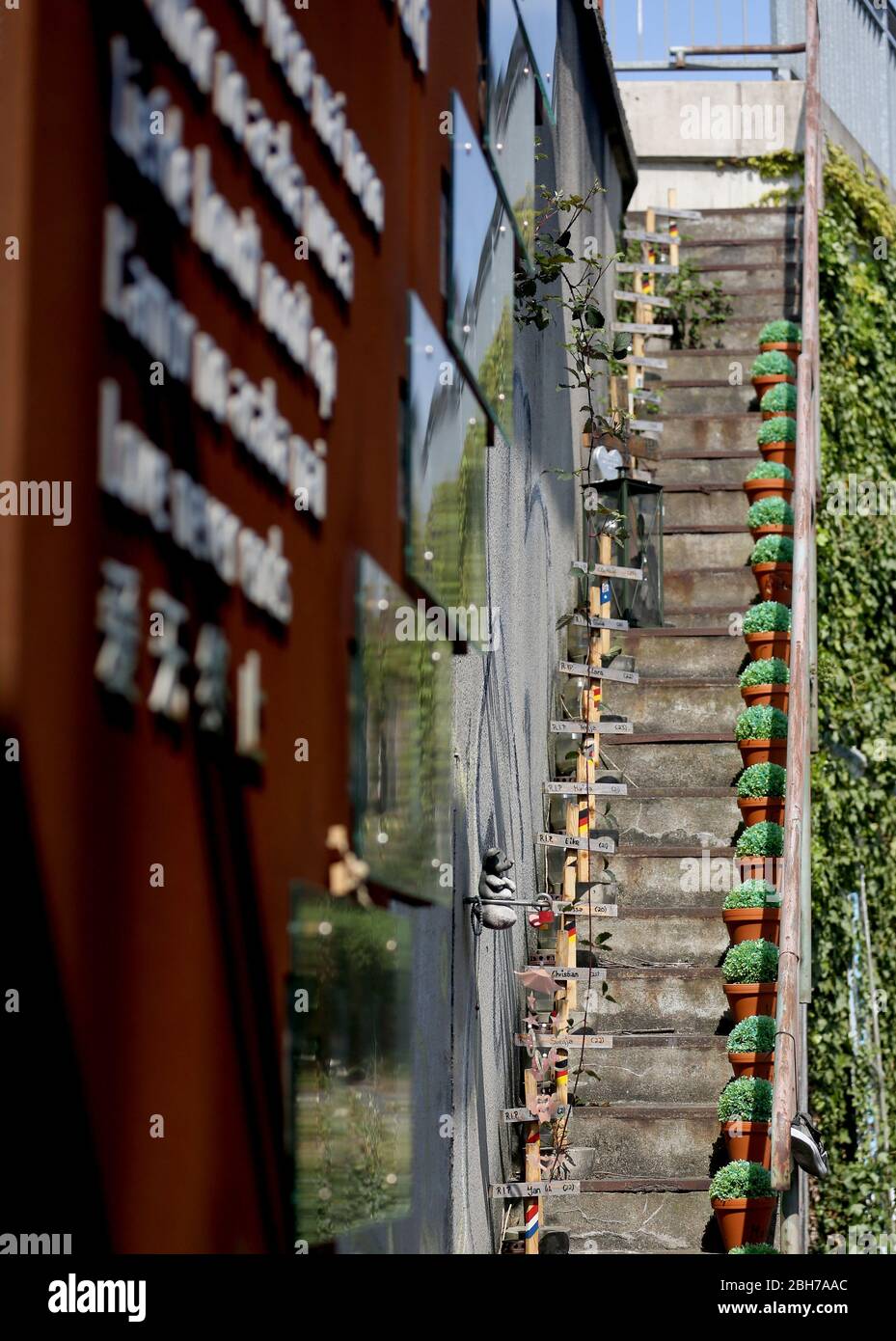 24. April 2020, Nordrhein-Westfalen, Duisburg: Frische Blumen wachsen in Tontöpfen auf der Treppe der Loveparade. Der Loveparade-Prozess kann wegen der Pandemie von Corona und der Tatsache, dass die Verjährungsfrist nicht eingehalten werden kann, ausgesetzt werden. Foto: Roland Weihrauch/dpa Stockfoto