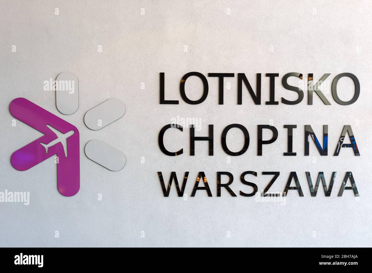 Warschau, Polen – 27. Mai 2019: Logo des Warschauer Flughafens (WAW) in Polen. Stockfoto