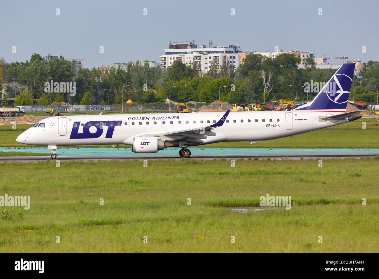 Warschau, Polen - 26. Mai 2019: Viele Polskie Linie Lotnicze Embraer 195 Flugzeug am Flughafen Warschau (WAW) in Polen. Stockfoto