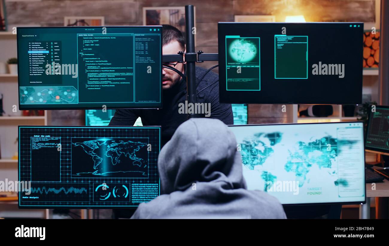 Team von Hackern, die ein Gespräch über Dark Web mit Supercomputern. Stockfoto