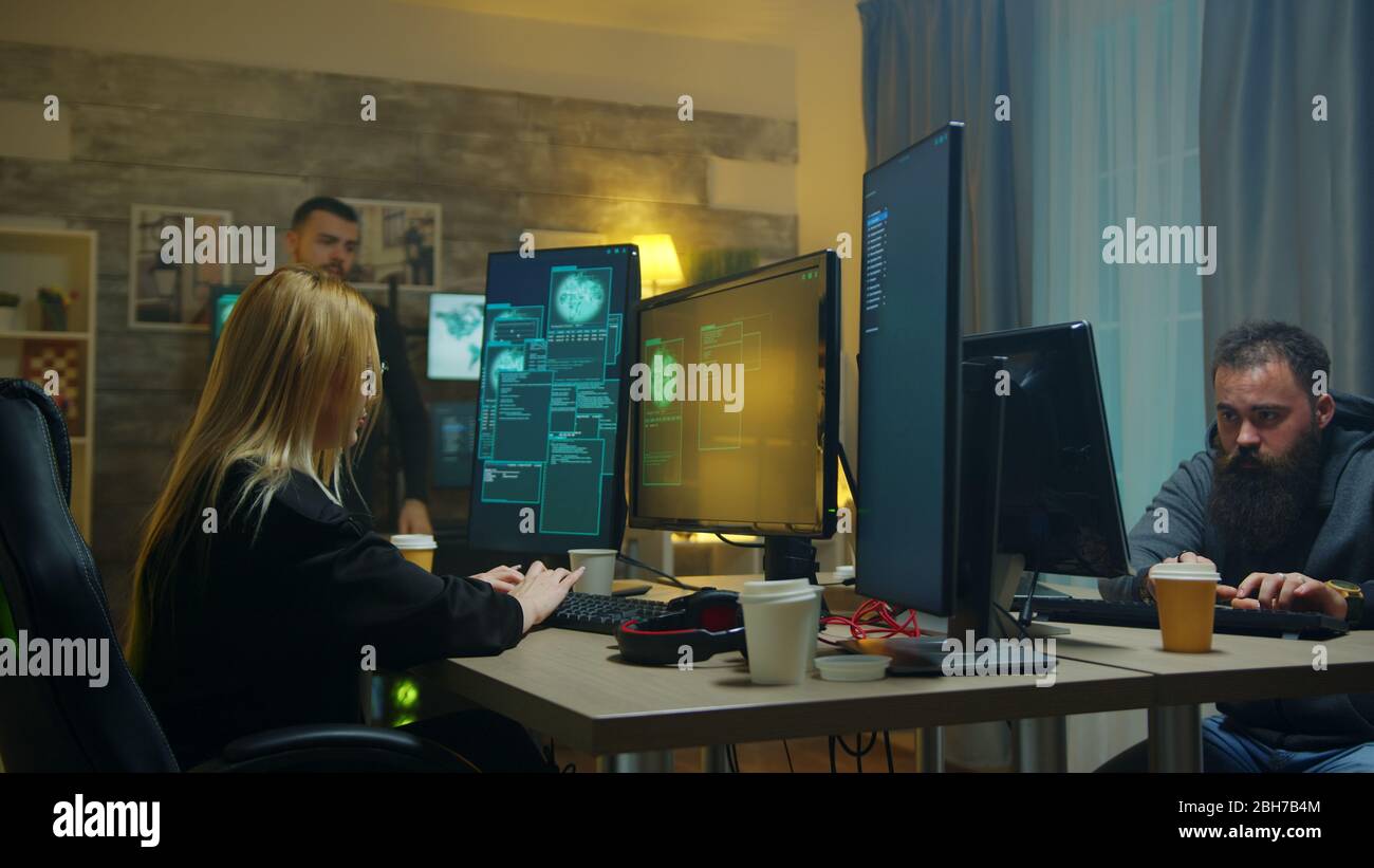Wollte Hacker-Mädchen und ihr Team stehlen aus Regierung Datenbank. Stockfoto