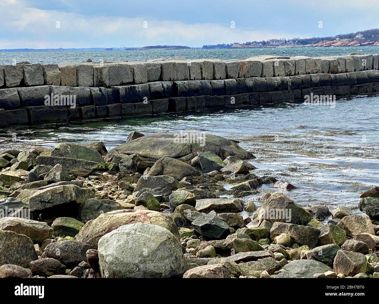 Granitstein schützt den inneren Hafen. Stockfoto
