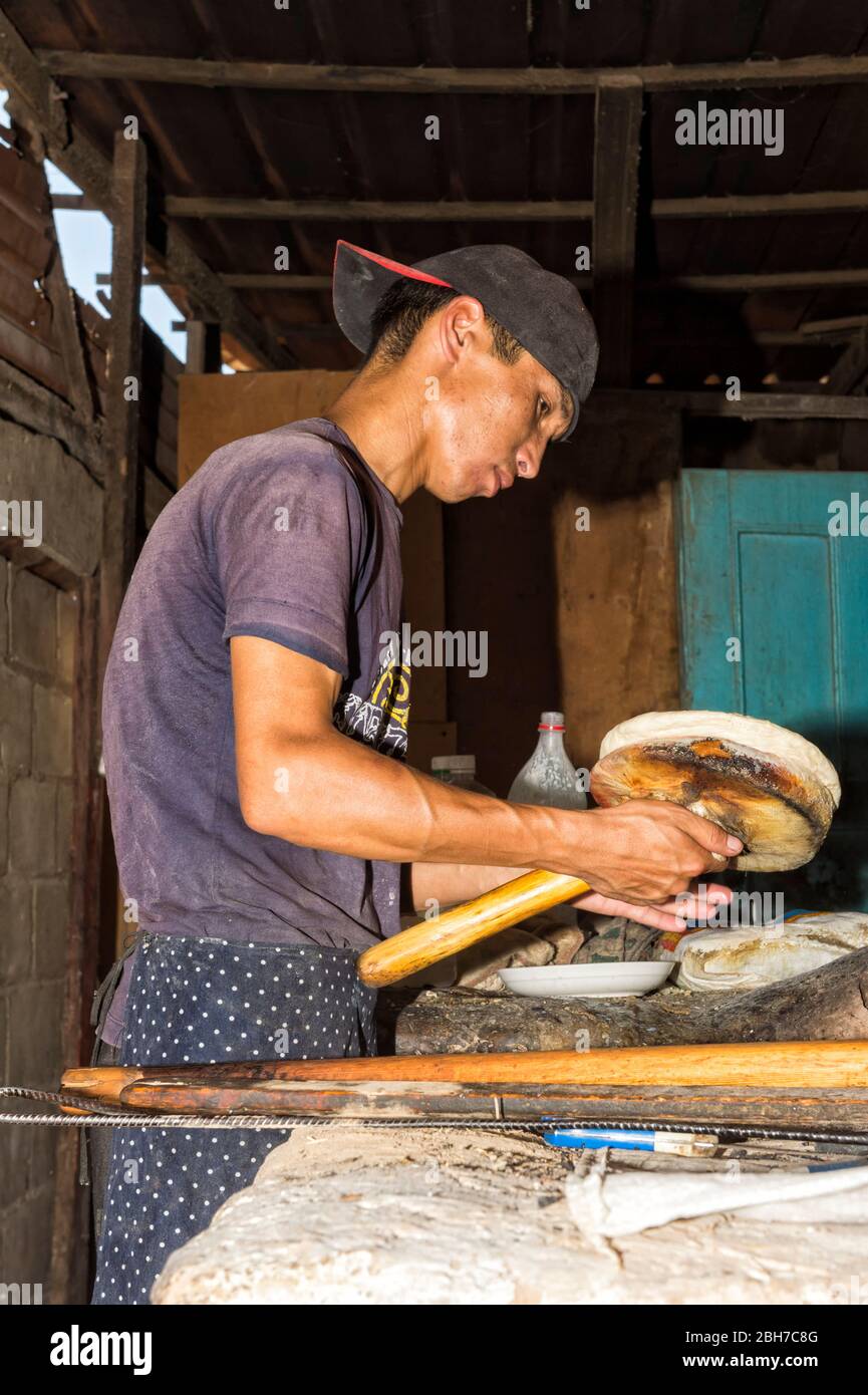 Kirgisische mann Vorbereitung der traditionellen kirgisischen Brot, Kochkor Dorf-, Straßen Song Kol See, Provinz Naryn, Kirgisistan, Zentralasien Stockfoto