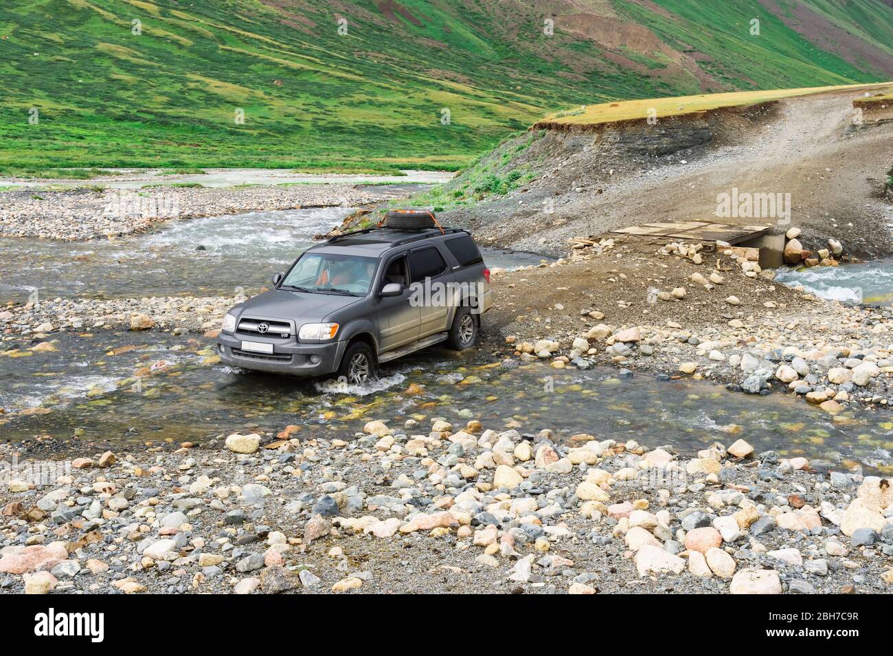 Off Road Fahrzeug Überqueren einer Mountain River bei Tosor Pass, Naryn region, Kirgisistan, Zentralasien Stockfoto