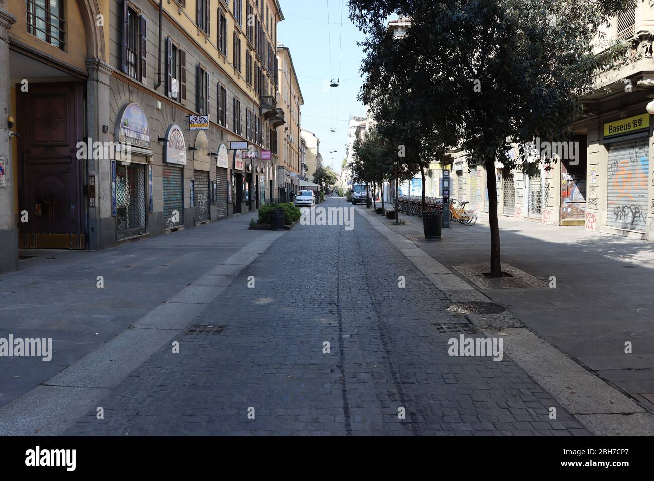 Leere Straßen in Mailand Chinatown aufgrund des Covid 19 Notfalls. Geschäfte geschlossen und niemand läuft im Herzen von Mailand Chinatown. Stockfoto