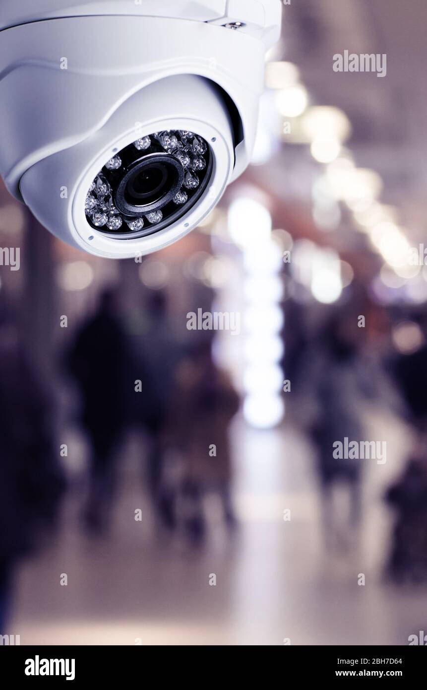 CCTV-Kamera-Sicherheitssystem an der Decke eines Einkaufszentrums verschwommener Hintergrund. Mock-up mit getönten Bildern Stockfoto