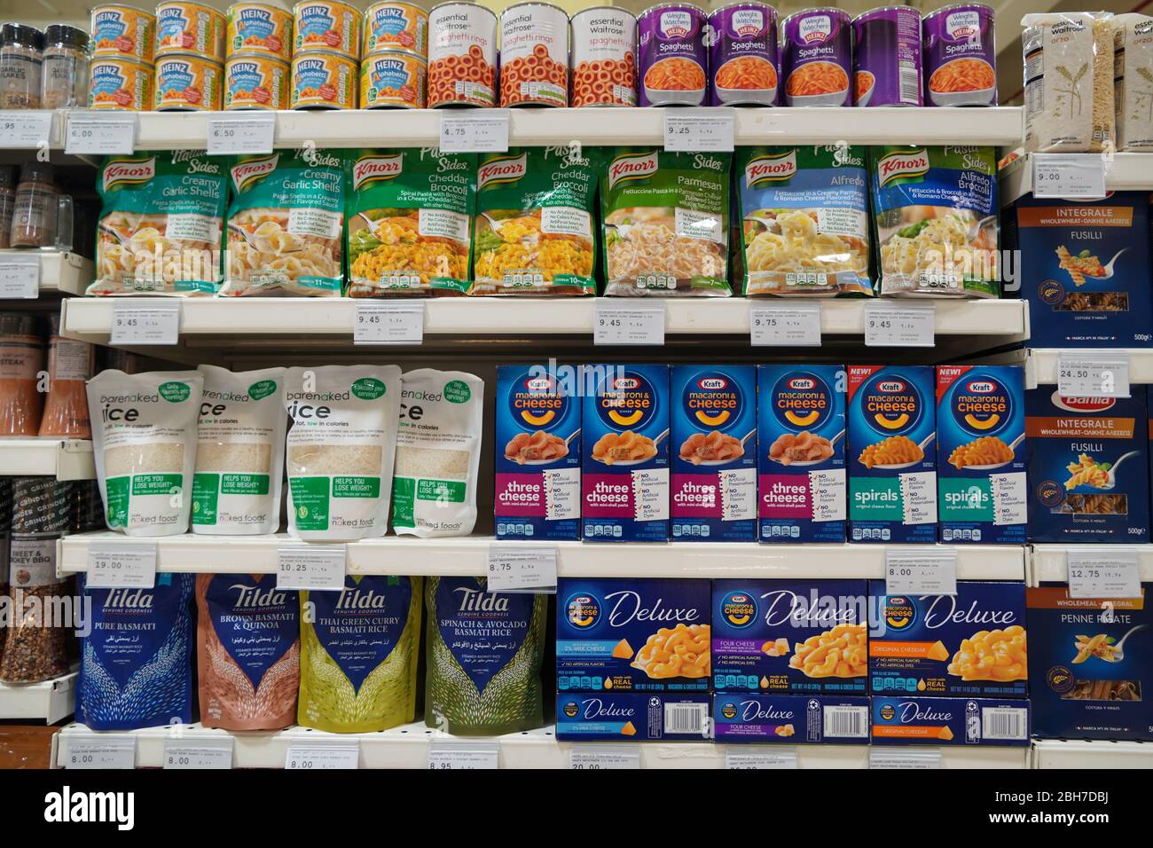 Dubai UAE Dezember 2019 - Auswahl an italienischen Pasta in den Regalen in einem Supermarkt. Pasta Gang mit Regalen in einem Supermarkt. Niemand. Stockfoto