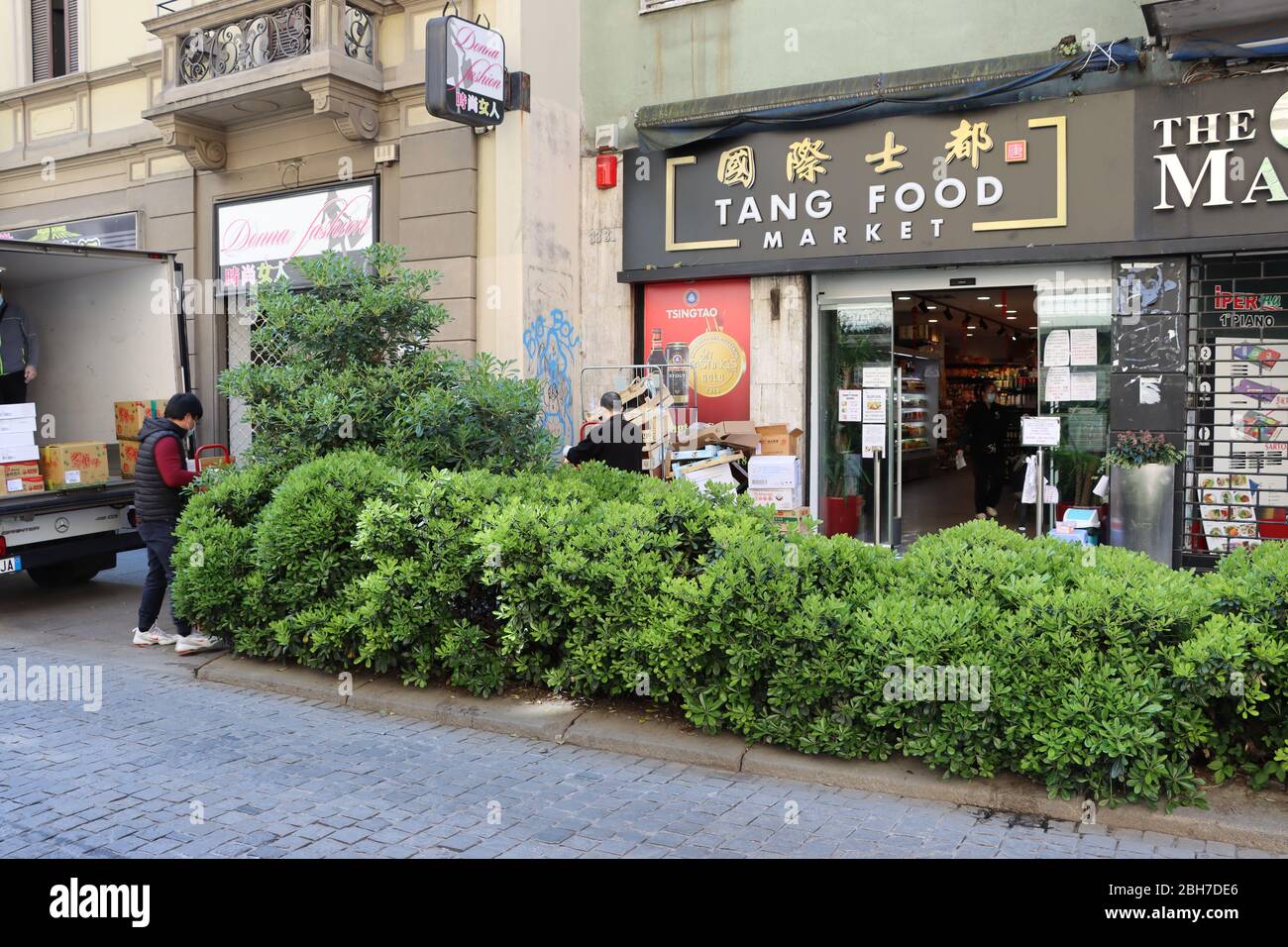 Lebensmittelgeschäft in Mailand Chinatown. Nur Lebensmittelgeschäfte dürfen während des Covid 19 Notfalls öffnen. Stockfoto