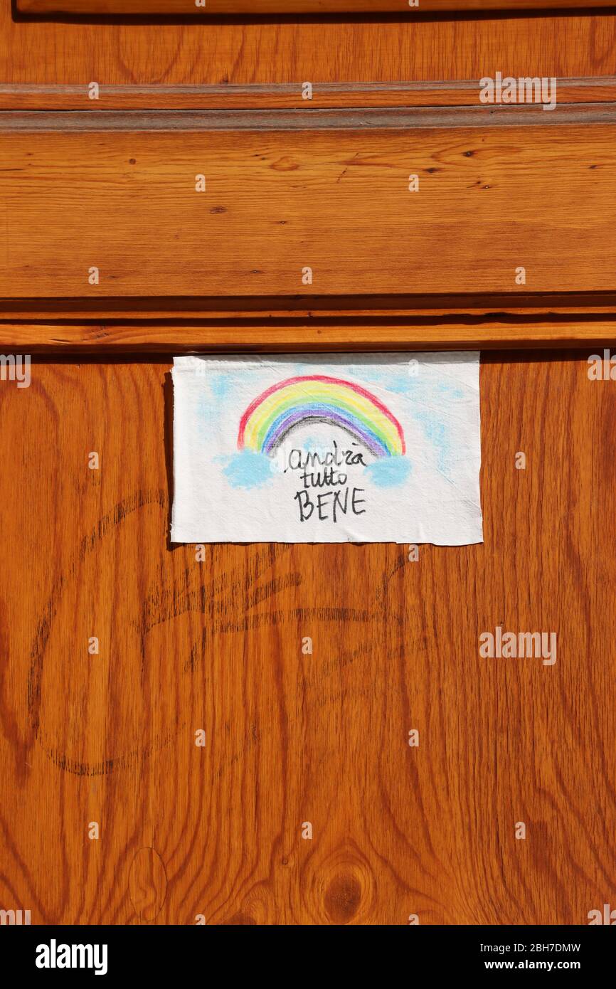 Botschaft der Hoffnung der Kinder während des Coronavirus-Ausbruchs. "Alles wird gut sein", eine Botschaft von Kindern in Italien. Stockfoto