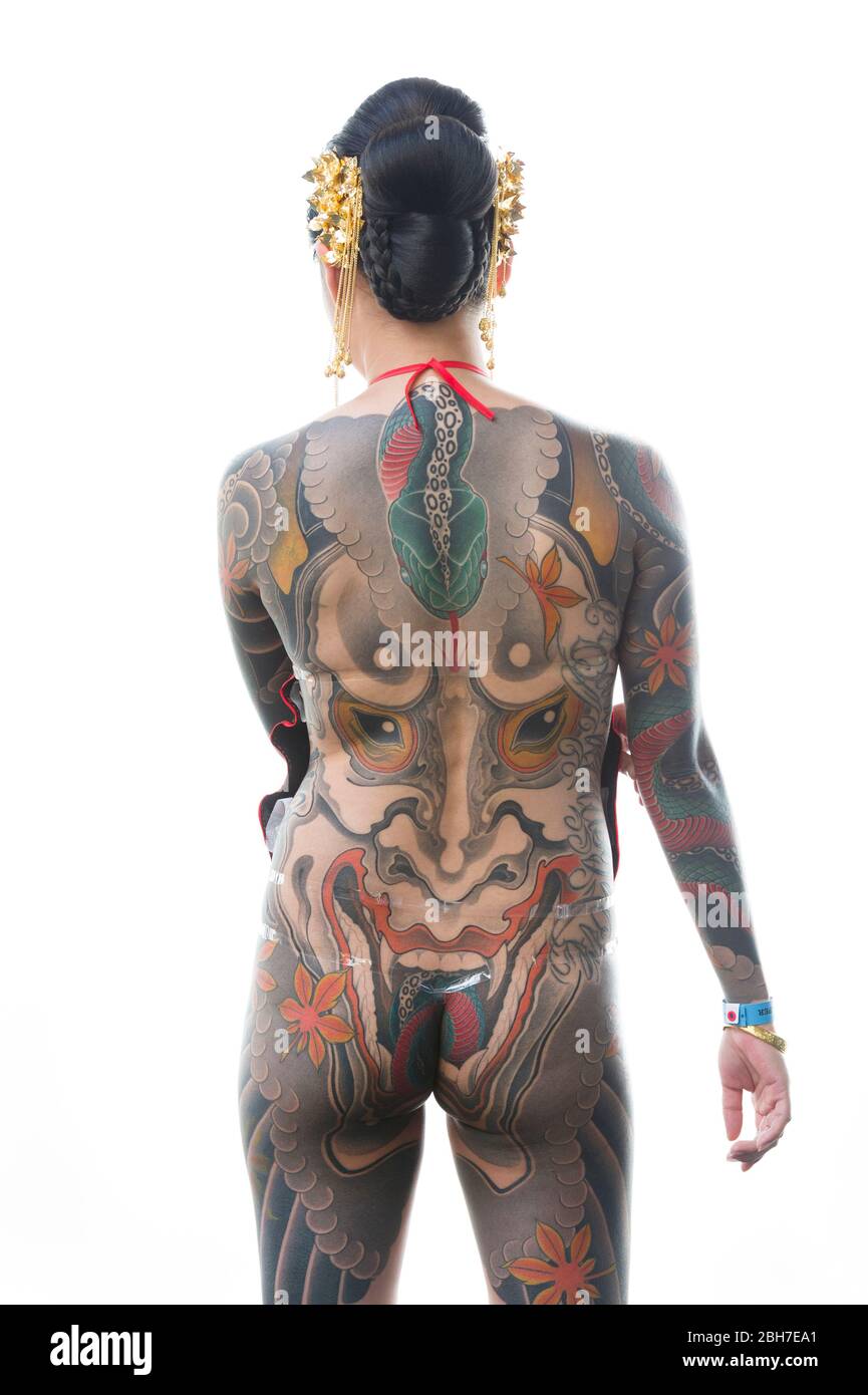 Eine asiatische Frau mit Ganzkörper-Tattoo, im japanischen Stil auf der 12. London Tattoo Convention 2016, Tobacco Dock, 50 Porters Walk, London, UK. Stockfoto