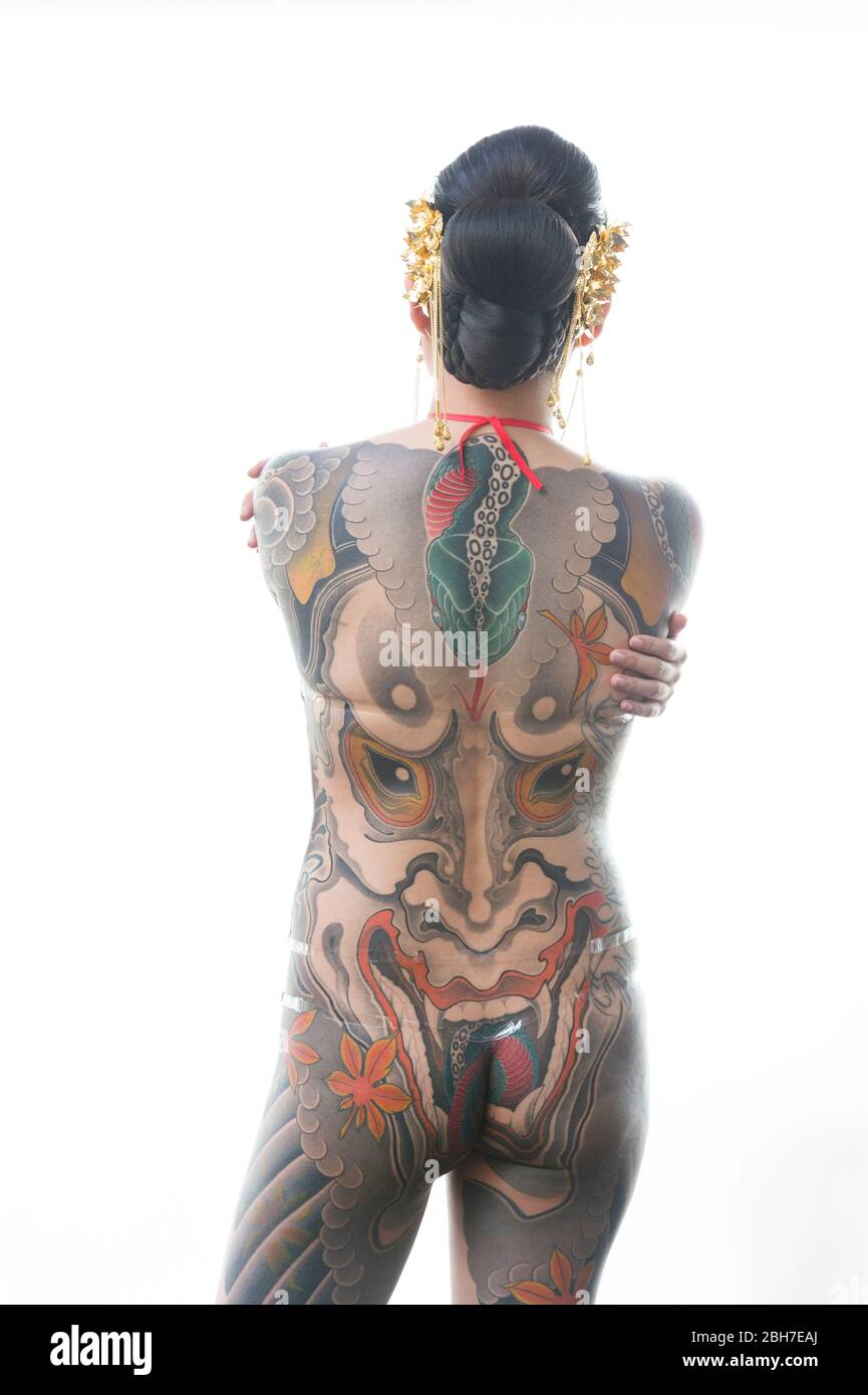 Eine asiatische Frau mit Ganzkörper-Tattoo, im japanischen Stil auf der 12. London Tattoo Convention 2016, Tobacco Dock, 50 Porters Walk, London, UK. Stockfoto
