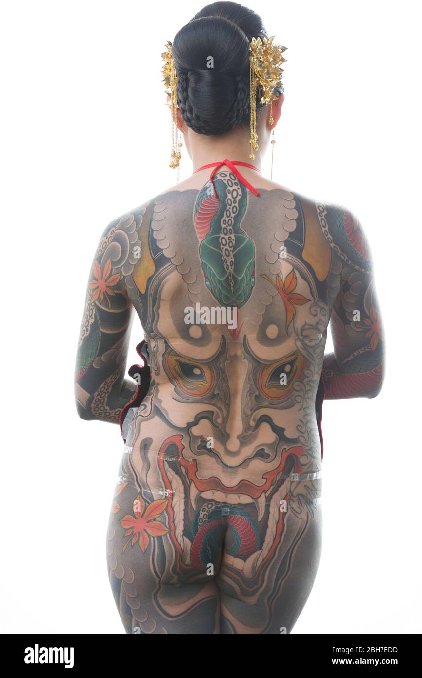 Eine asiatische Frau mit Ganzkörper-Tattoo, im japanischen Stil auf der 12. London Tattoo Convention 2016, Tobacco Dock, 50 Porters Walk, London, UK. Stockfoto