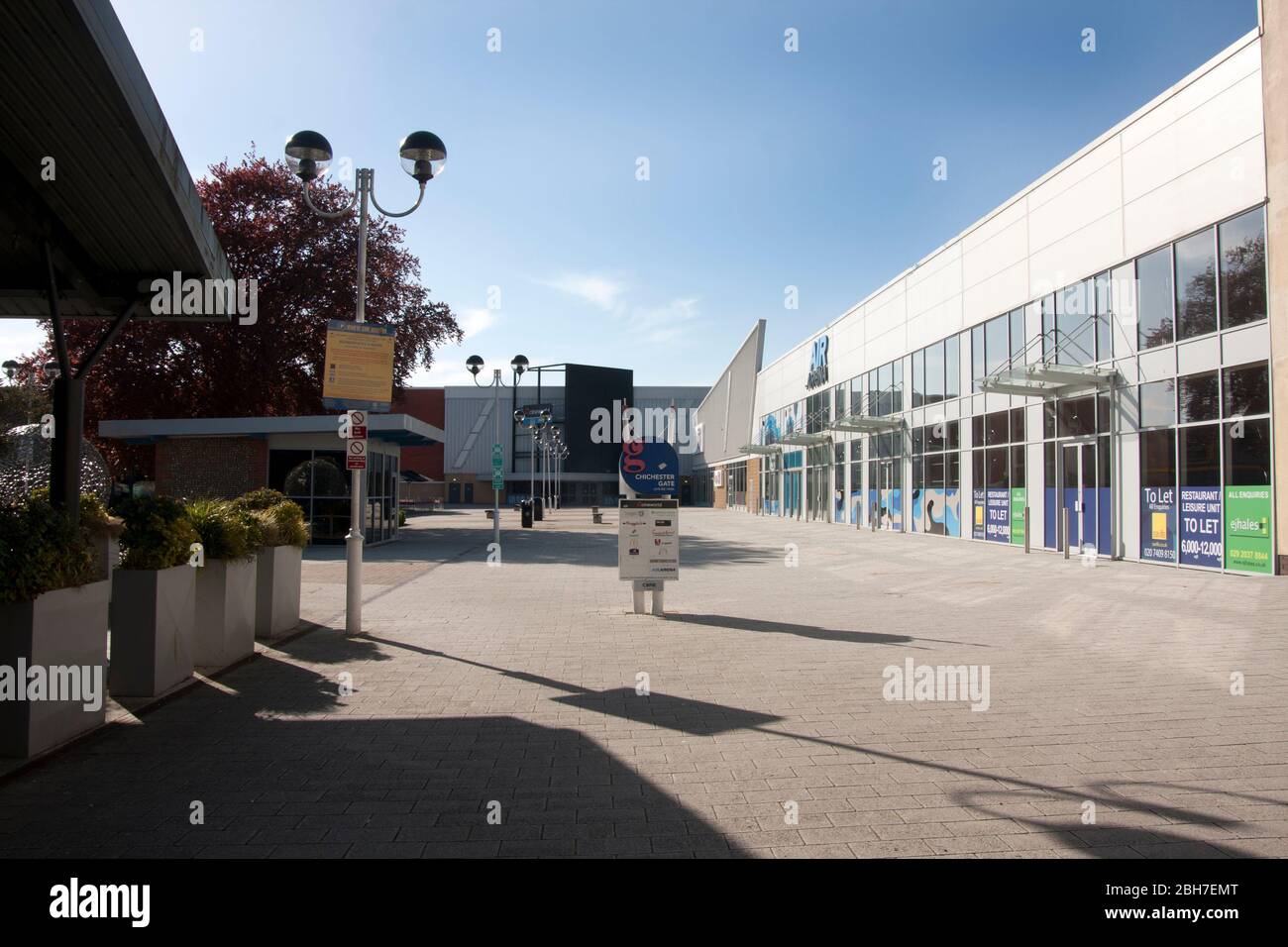 Ein verlassener Chichester Gate Freizeitkomplex während der Sperrung des Coronavirus Covid 19, April 2020, West Sussex, England Stockfoto