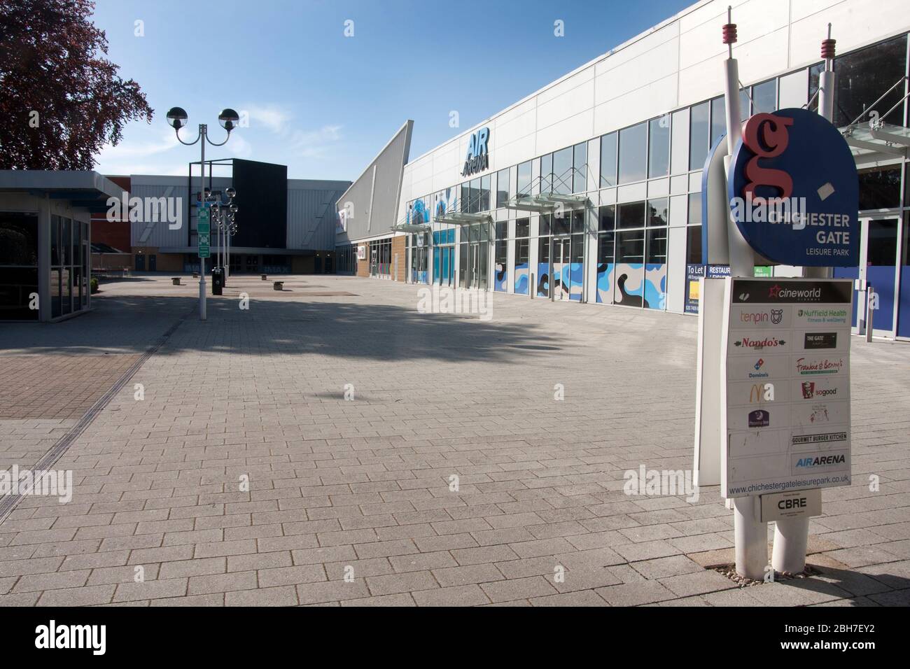 Ein verlassener Chichester Gate Freizeitkomplex während der Sperrung des Coronavirus Covid 19, April 2020, West Sussex, England Stockfoto