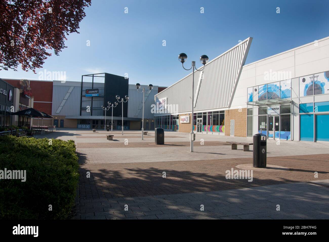 Ein verlassener Chichester Gate Freizeitkomplex während der Sperrung des Coronavirus Covid 19, April 2020, West Sussex, England Stockfoto