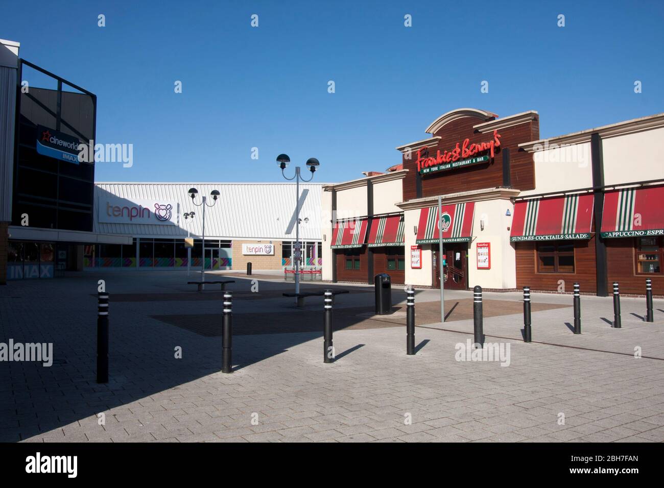 Ein verlassener Chichester Gate Freizeitkomplex während der Sperrung des Coronavirus Covid 19, April 2020, West Sussex, England Stockfoto