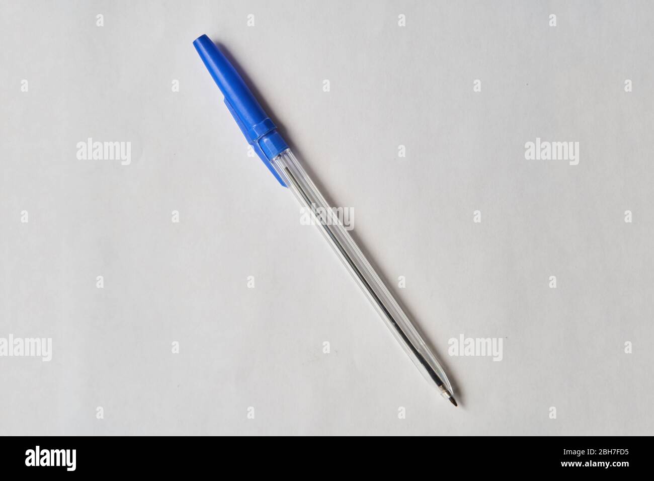 Blauer Kunststoffstift auf weißem Hintergrund. Stockfoto