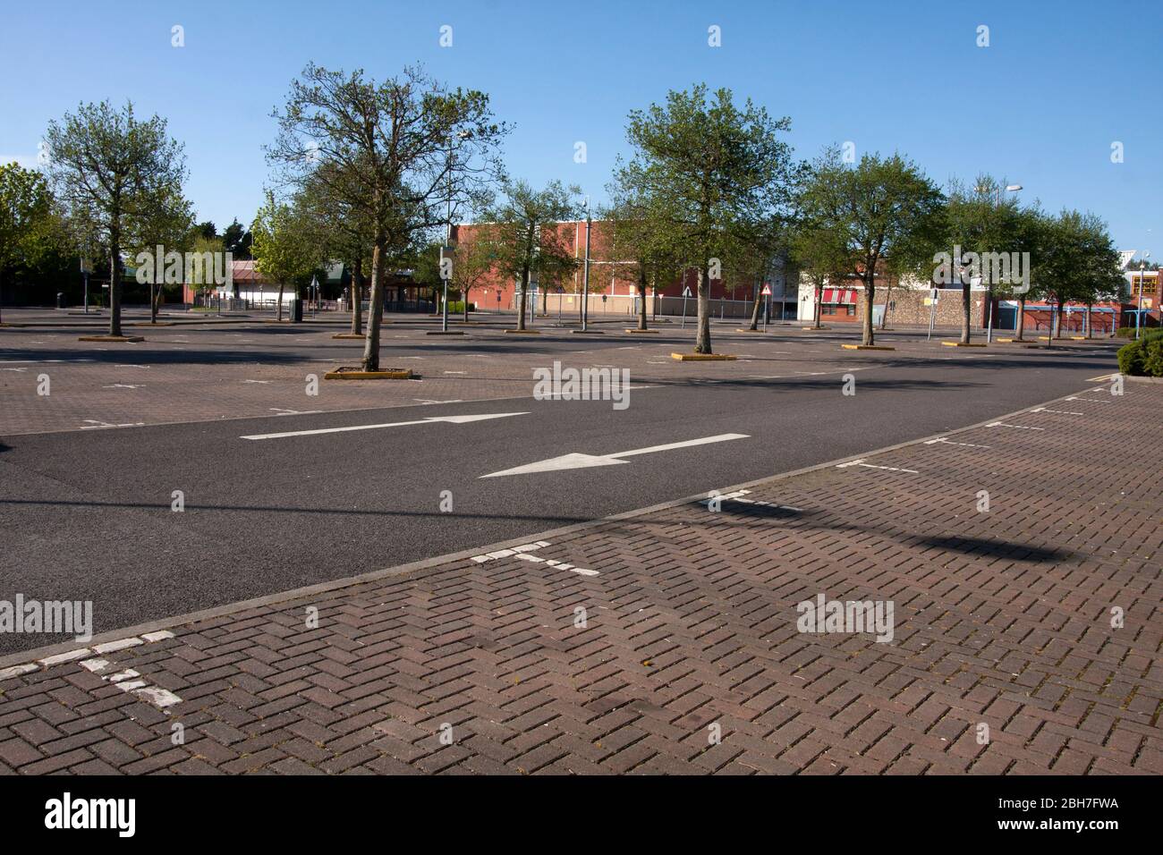 Ein verlassener Chichester Gate Freizeitkomplex während der Sperrung des Coronavirus Covid 19, April 2020, West Sussex, England Stockfoto
