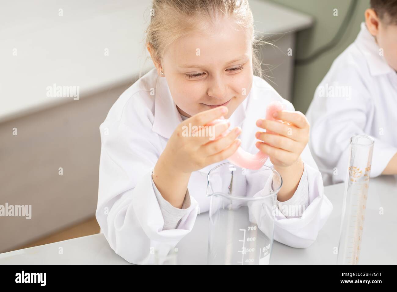 Mädchen beobachten Tuch nach chemischen Experiment Stockfoto