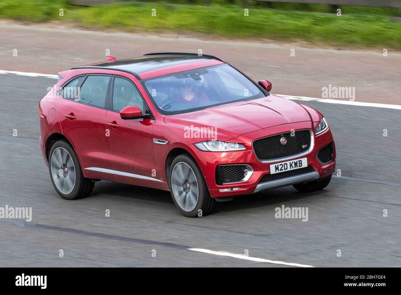 2007 roter Jaguar F-Pace V6 S AWD D D Auto; Fahrzeug Verkehr bewegende Fahrzeuge, Fahren Fahrzeug auf britischen Straßen, Motoren, Autofahren auf der Autobahn M6 Stockfoto