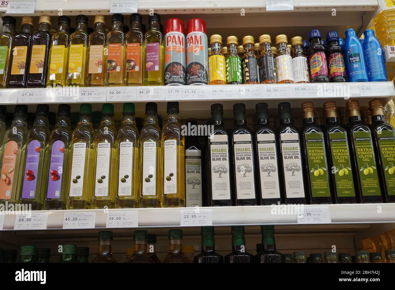 Flaschen von Speiseölen zum Verkauf. Mais, Sonnenblumen, natives Olivenöl extra. Reihen von hochwertigem, gesundes Speiseöl. Verschiedene Marken auf dem Display-Rack, Stockfoto