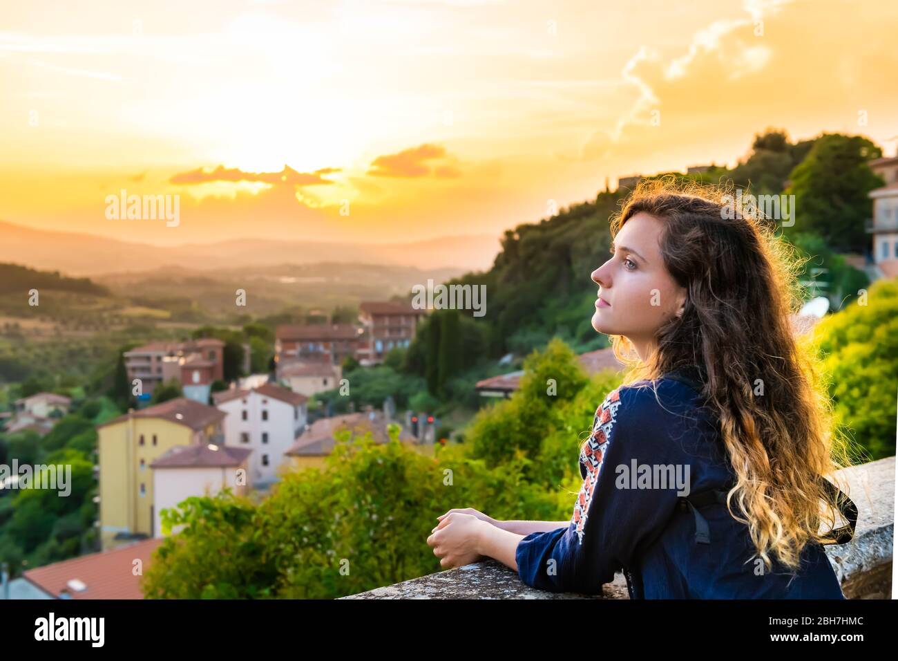 Chiusi, Italien Stadtbild Dorf sanften Hügeln Blick in der Toskana und junge Frau Blick auf Sonnenuntergang im Sommer Stockfoto